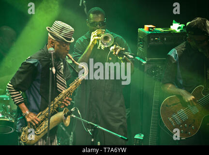 Fisbone membri originali Angelo Moore (sax), Walter Kibby (tromba) e Norwood Fisher (bass) Foto Stock