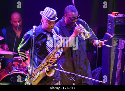 Fisbone membri originali Angelo Moore (sax e voce) e Walter Kibby (tromba e voce) Foto Stock