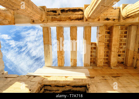 Tempio di Atena Nike Propilei antico ingresso Gateway rovine Acropoli di Atene - Grecia, nessuno Foto Stock