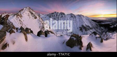 Montagne invernali sul tramonto Foto Stock