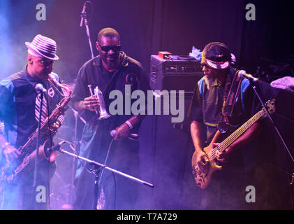 Fisbone membri originali Angelo Moore (sax), Walter Kibby (tromba) e Norwood Fisher (bass) Foto Stock