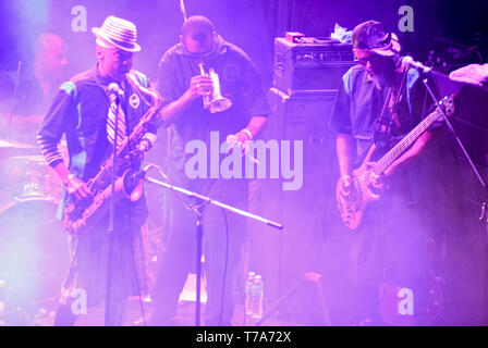 Fisbone membri originali Angelo Moore (sax), Walter Kibby (tromba) e Norwood Fisher (bass) Foto Stock