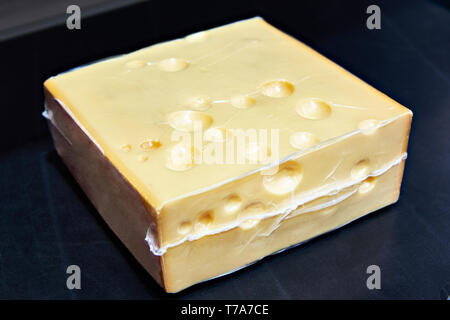 Pezzo di formaggio nel vuoto degli imballaggi in plastica Foto Stock