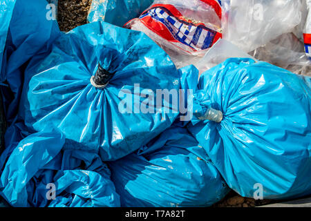 Sacchi per immondizia oggetto di dumping in un salto Foto Stock