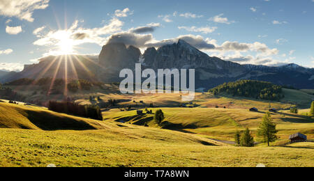 Un bel panorama da Alpe di Siusi Italia in estate sunrise luce con piccolo cottage di legno e sharp montagne delle Dolomiti. Alpe di Siusi con Langkof Foto Stock
