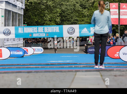 Praga, Repubblica Ceca - 5 Maggio 2019: Salpeter Lonah Chemtai alla maratona finale. Donna Vincitore del Giubileo xxv Volkswagen annuale Maratona di Praga a Foto Stock