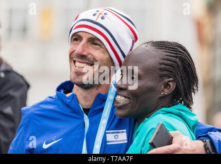 Praga, Repubblica Ceca - 5 Maggio 2019: Salpeter Lonah Chemtai alla maratona finale. Donna Vincitore del Giubileo xxv Volkswagen annuale Maratona di Praga a Foto Stock