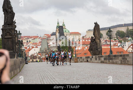 Praga, Repubblica Ceca - 5 Maggio 2019: Le prime guide di scorrimento sul Ponte Carlo al Giubileo xxv Volkswagen annuale Maratona di Praga.i migliori del mondo marat Foto Stock