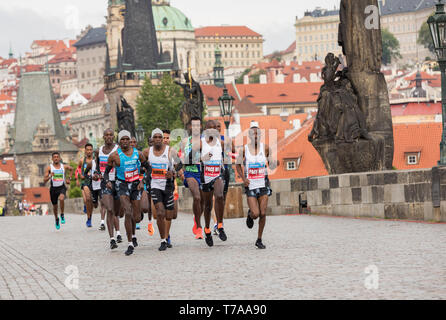 Praga, Repubblica Ceca - 5 Maggio 2019: Le prime guide di scorrimento sul Ponte Carlo al Giubileo xxv Volkswagen annuale Maratona di Praga.i migliori del mondo marat Foto Stock