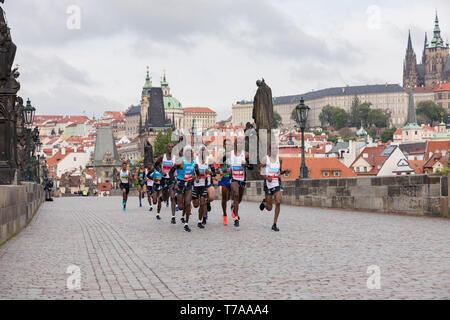 Praga, Repubblica Ceca - 5 Maggio 2019: Le prime guide di scorrimento sul Ponte Carlo al Giubileo xxv Volkswagen annuale Maratona di Praga.i migliori del mondo marat Foto Stock