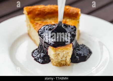 Anacardi e mandorla basato vegan cheesecake con salsa di mirtilli Foto Stock