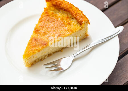 Anacardi e mandorla basato vegan cheesecake con salsa di mirtilli Foto Stock