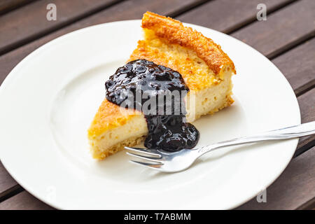 Anacardi e mandorla basato vegan cheesecake con salsa di mirtilli Foto Stock