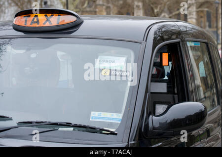 Taxi con licenza protesta al di fuori del Parlamento. La piazza del Parlamento, Westminster, London. Xxii Marzo 2019 Foto Stock