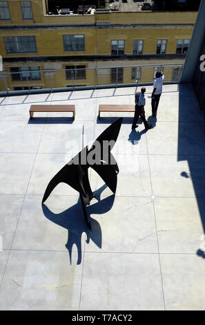 Gli ospiti sulla terrazza del Whitney Museum of American Art con pezzi di arte nel Meatpacking District. New York City.USA Foto Stock