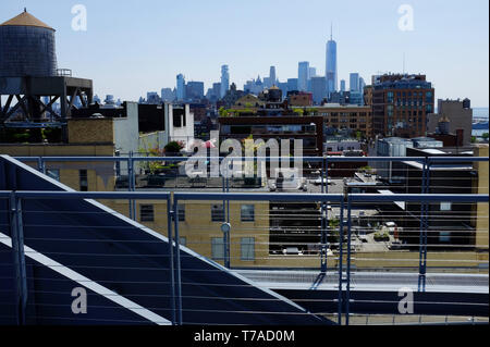 Vista della parte inferiore di Manhattan con One World Trade Center a distanza dalla terrazza esterna del Whitney Museum of American Art.Manhattan.New York City.USA Foto Stock