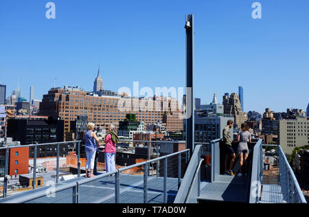 I visitatori a scale all'aperto e la terrazza del Whitney Museum of American Art con Meatpacking e Chelsea District in background.New York City.USA Foto Stock