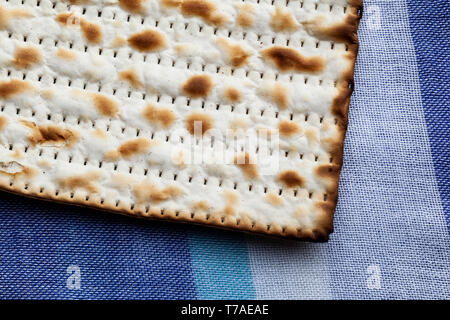 Matzo su un blu e Sfondo bianco Foto Stock