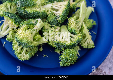 Crudo fresco di broccoli organico utilizzato per preparare un pasto per la salute Foto Stock