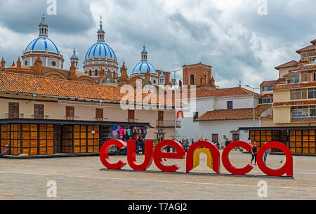 Paesaggio con segno di simbolo della città di Cuenca su San Francisco square con le famose cupole della cattedrale nuova in background, Cuenca, Ecuador. Foto Stock