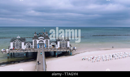 Sellin in Germania. Un molo storico in una città di mare sull'isola di Rügen. Costa Baltica. Foto Stock