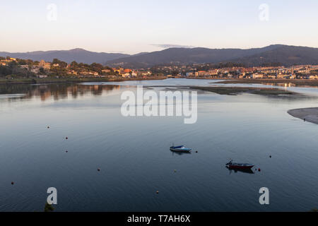 Costa del municipio di Nigran, con spiagge di sabbia fine e bianca e spiagge di diverse dimensioni. Di fronte a queste spiagge si possono vedere la città o Foto Stock