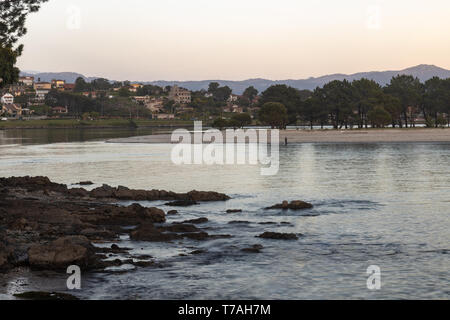 Costa del municipio di Nigran, con spiagge di sabbia fine e bianca e spiagge di diverse dimensioni. Di fronte a queste spiagge si possono vedere la città o Foto Stock