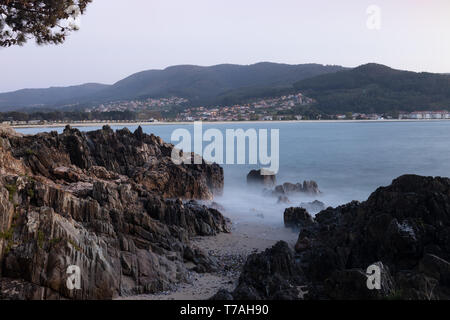 Costa del municipio di Nigran, con spiagge di sabbia fine e bianca e spiagge di diverse dimensioni. Di fronte a queste spiagge si possono vedere la città o Foto Stock