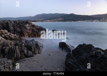 Costa del municipio di Nigran, con spiagge di sabbia fine e bianca e spiagge di diverse dimensioni. Di fronte a queste spiagge si possono vedere la città o Foto Stock