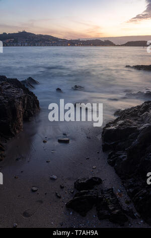 Costa del municipio di Nigran, con spiagge di sabbia fine e bianca e spiagge di diverse dimensioni. Di fronte a queste spiagge si possono vedere la città o Foto Stock