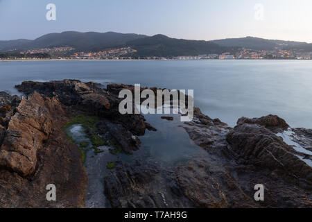 Costa del municipio di Nigran, con spiagge di sabbia fine e bianca e spiagge di diverse dimensioni. Di fronte a queste spiagge si possono vedere la città o Foto Stock