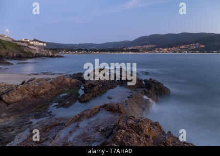 Costa del municipio di Nigran, con spiagge di sabbia fine e bianca e spiagge di diverse dimensioni. Di fronte a queste spiagge si possono vedere la città o Foto Stock