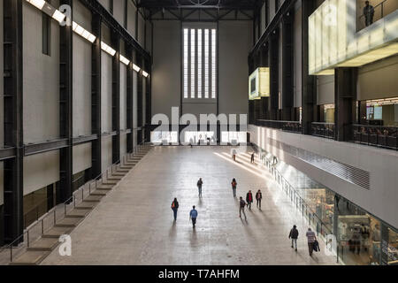 I visitatori sulla rampa di accesso al vasto Turbine Hall della Tate Modern, Bankside, London, Regno Unito Foto Stock