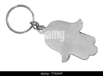 Vecchio portachiavi di metallo. Mano di Fatima. Isolato su sfondo bianco. Foto Stock