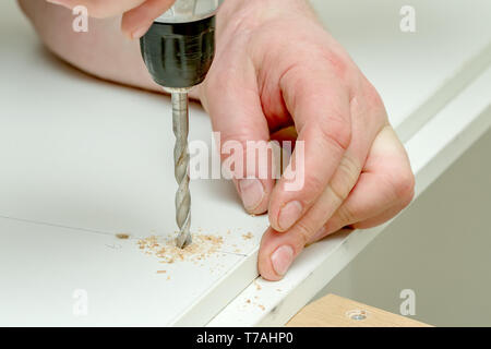 Close-up immagine del foro di perforazione su tavola in legno Foto Stock