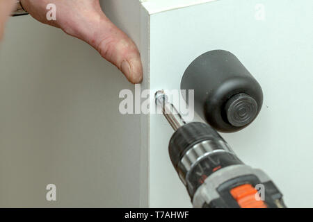 Il processo di montaggio di mobili viti closeup Foto Stock