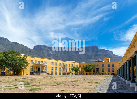 Città del Capo Castello. Vista sul cortile del Castello di Buona Speranza verso la Table Mountain e Cape Town, Western Cape, Sud Africa Foto Stock