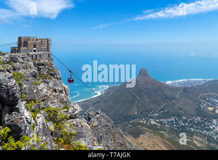 Vista dal Table Mountain con la funivia in primo piano e testa di leone, Signal Hill e Robben Island dietro, Cape Town, Sud Africa. Foto Stock
