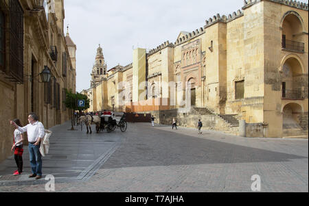 CORDOBA, Spagna - Apr, 25: i turisti a piedi su Cordoba street vicino alla moschea di Aprile 25, 2014 a Cordoba, Spagna Foto Stock