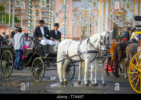 Siviglia, Spagna - APR 2014: persone in costumi tradizionali su carrozza a Siviglia, Spagna Foto Stock