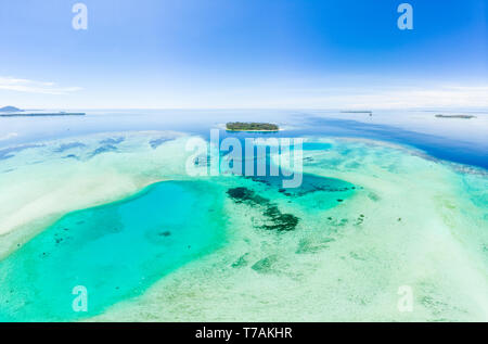 Vista aerea Isole Banyak Sumatra arcipelago tropicale Indonesia, nella provincia di Aceh, Coral reef spiaggia di sabbia bianca. Top travel destinazione turistica, migliori immersioni snor Foto Stock