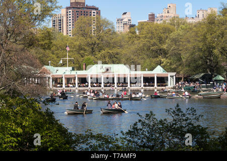 Il lago e Loeb Boathouse nel Central Park, Primavera, NYC Foto Stock