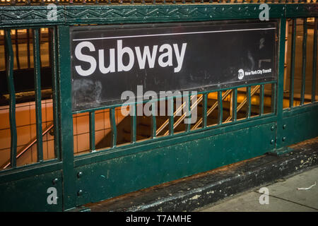 NEW YORK, Stati Uniti d'America - 22 febbraio 2018: New York Metro segnaletica di accesso a Manhattan Foto Stock