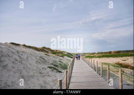 Footwalk in legno sopra le dune in Portogallo nei pressi della spiaggia Foto Stock