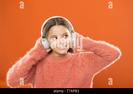 DJ, mettere il record. Carino piccolo bambino di indossare le cuffie per DJ. Bambina ascoltare musica e ballare in discoteca silenziosa in auricolari. Adorabile ragazza DJ. Godendo di musica del DJ party. Foto Stock