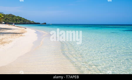 West Bay Roatan Honduras che mostra la bella spiaggia di sabbia e le cristalline acque calde del mar dei Caraibi. Foto Stock