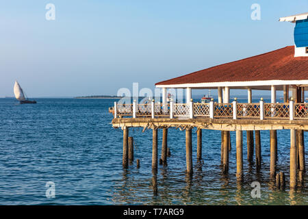 Stilt casa galleggiante Stone Town waterfront di Unguja aka isola di Zanzibar Tanzania Africa orientale Foto Stock