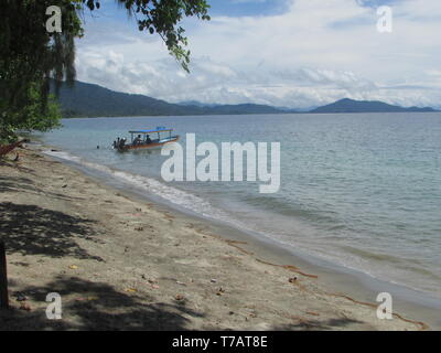 Vista della spiaggia di Isola Nusi Nabire Papua Indonesia Foto Stock