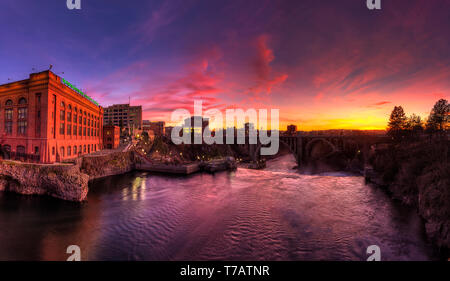 Tramonto su Spokane falls e centro di Spokane Foto Stock