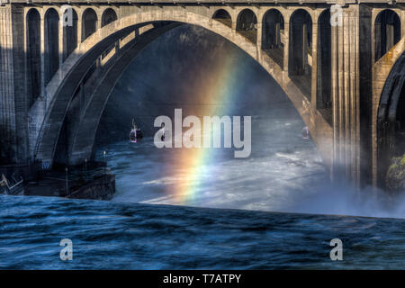 Un arcobaleno appare più di Spokane cade con la Monroe Street bridge in background. Foto Stock